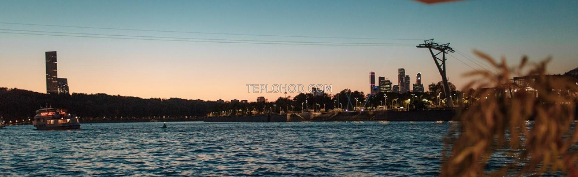 Речной круиз на теплоходе "Вояж по ночной Москве" с отправлением от Воробьевых гор или Крымского моста