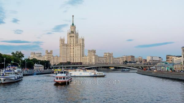 Гастрономический гранд-круиз по всему центру Москвы от "Парящего" моста и парка "Зарядье" на комфортабельных теплоходах