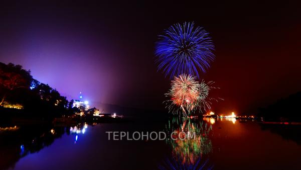 Вечерняя прогулка по Москве-реке с праздничным фейерверком 