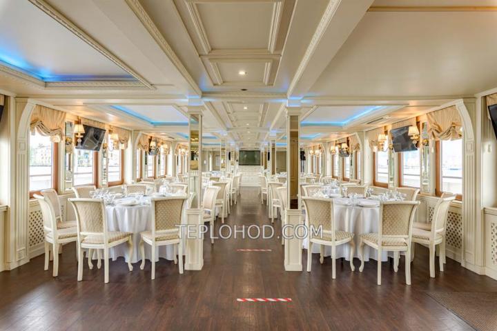 Теплоход “Артурс”