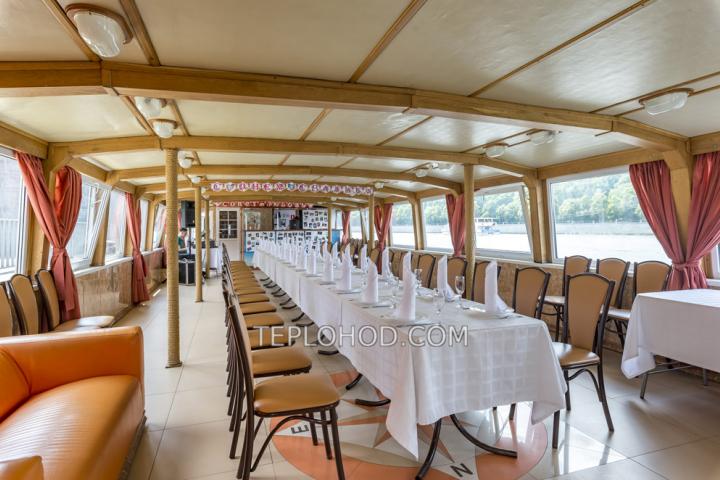 Теплоход “Августина”