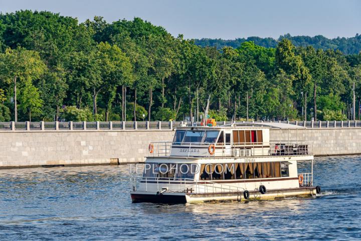 Теплоход “Держава”