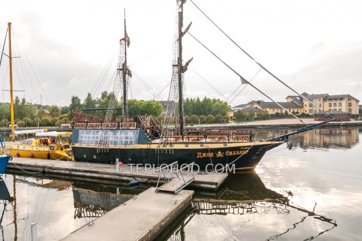 Теплоход “Джон Сильвер”