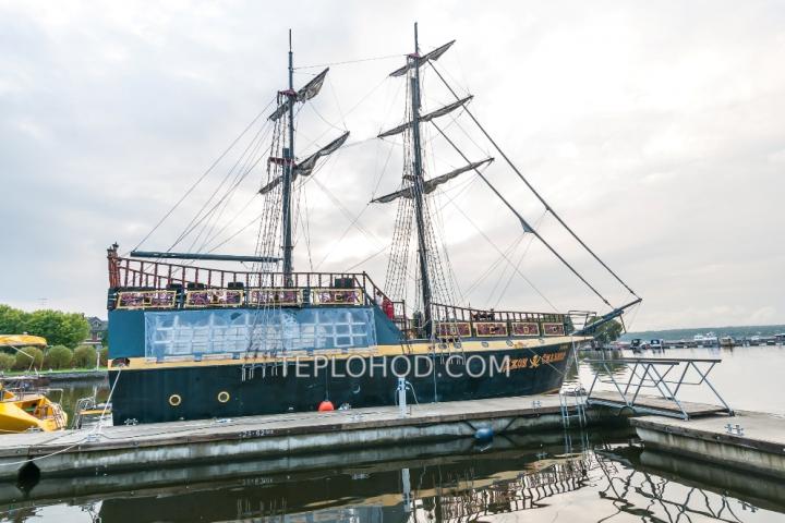 Теплоход “Джон Сильвер”