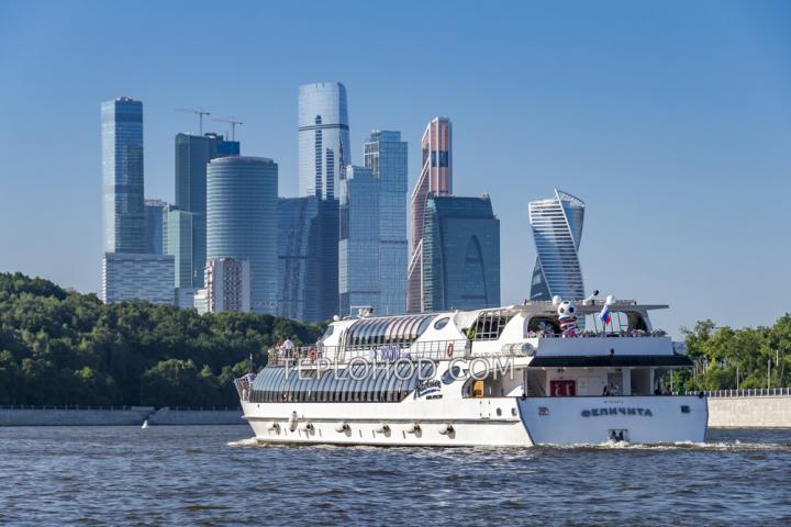 Теплоход “Феличита”