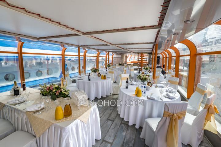 Теплоход “Император”