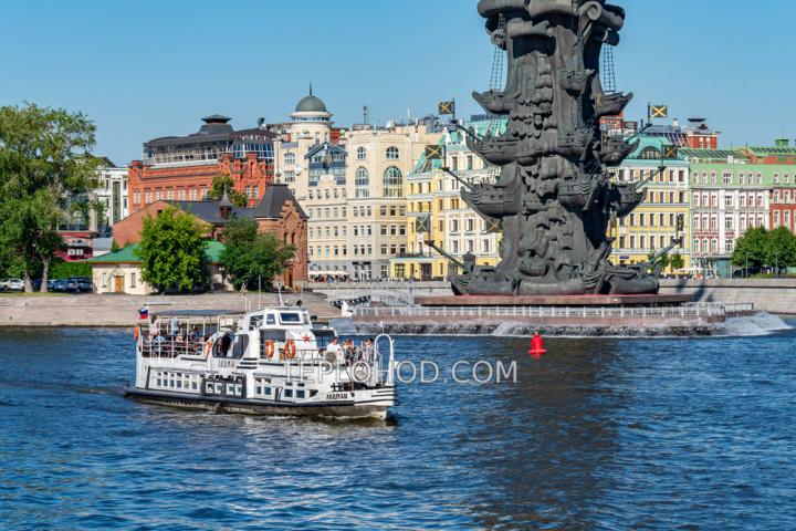 Теплоход “Лоцман”