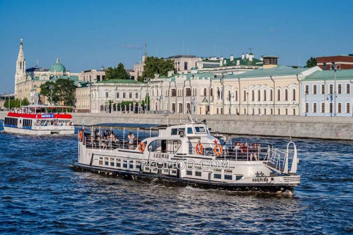 Теплоход “Лоцман”