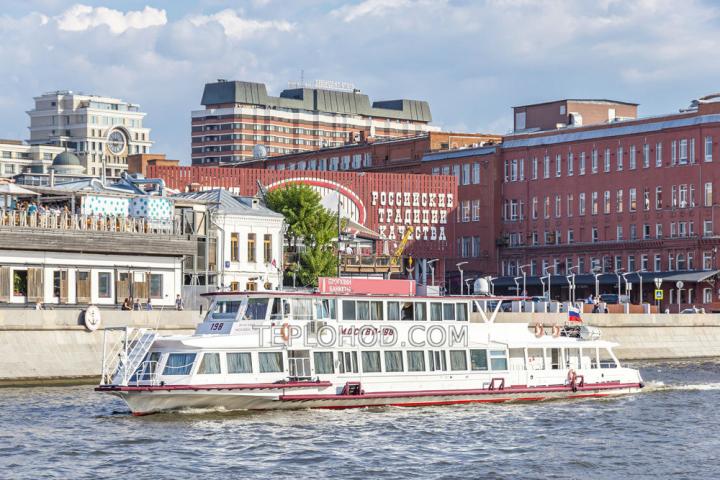 Теплоход “Москва-198”