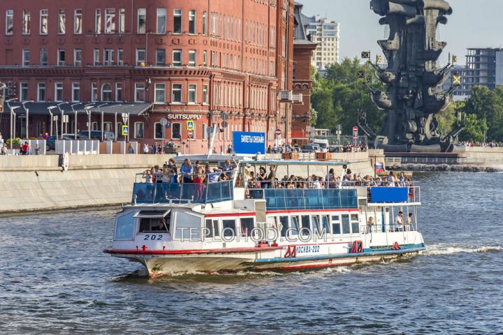 Теплоход “Москва-202”