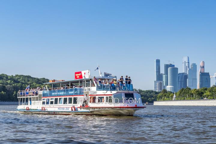 Теплоход “Москва-202”