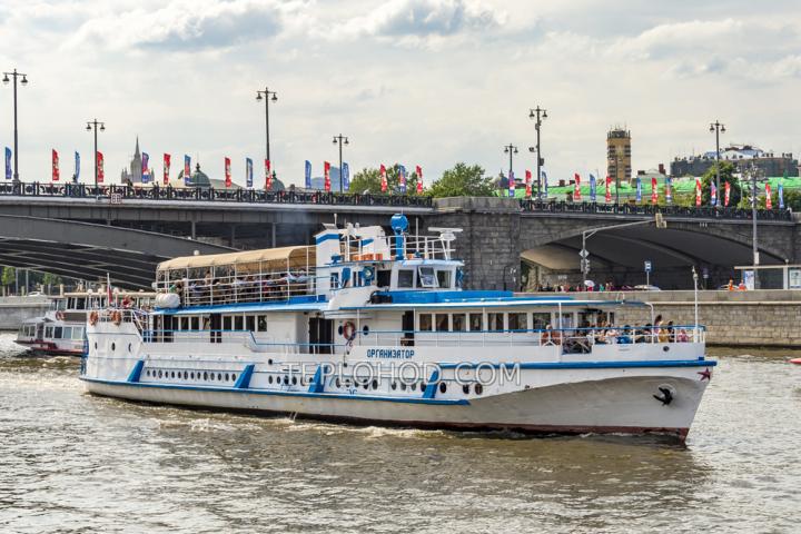 Теплоход “Организатор”