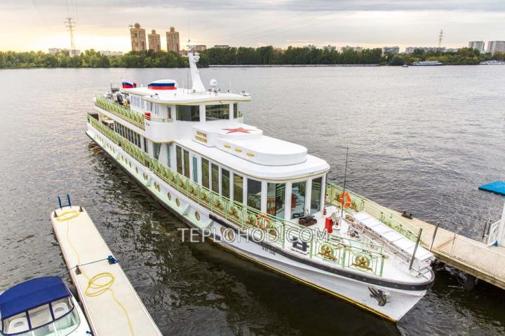 Теплоход “Поручик Ржевский”