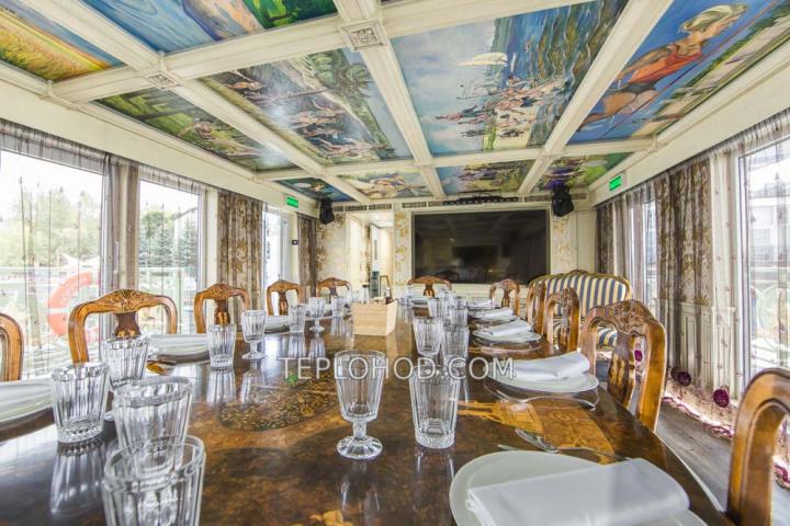 Теплоход “Поручик Ржевский”