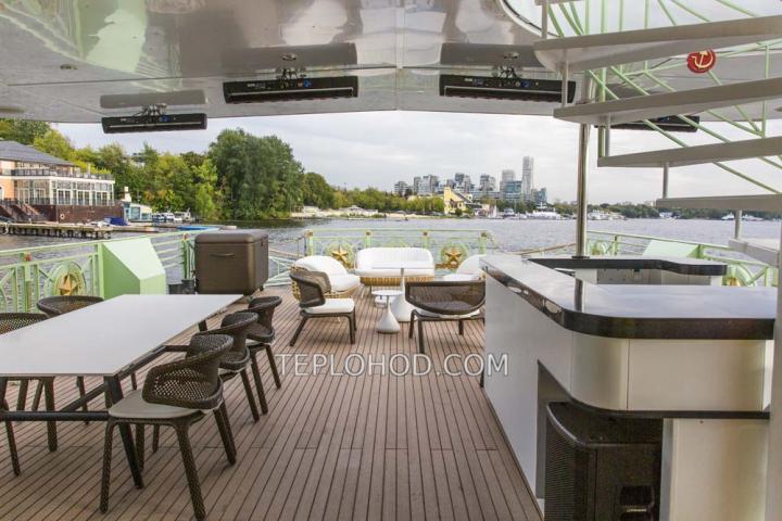 Теплоход “Поручик Ржевский”