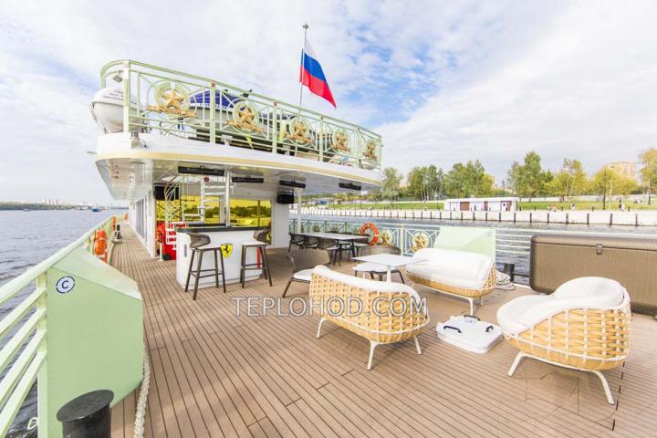 Теплоход “Поручик Ржевский”