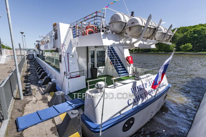 Теплоход “Ривер Лаундж”